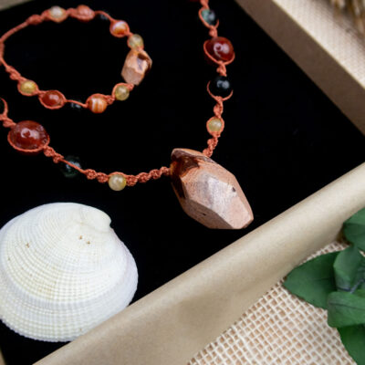 komplet biżuterii mocy wykonanej ręcznie z kamieni naturalnych, w ozdobnym pudełku