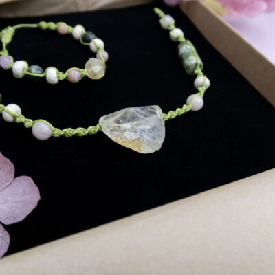 biżuteria z kamieniami naturalnymi zielonym jaspisem i cytrynem, komplet naszyjnik i bransoletka w pudełku