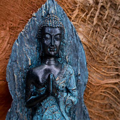 Stojący Buddha figurka ręce złożone anjali mudra