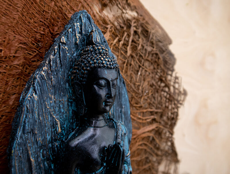 Stojący Buddha figurka ręce złożone anjali mudra