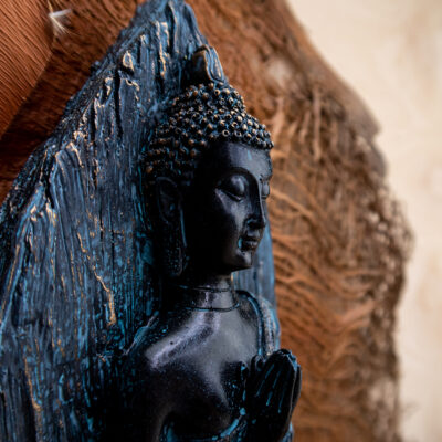 Stojący Buddha rzeźba ręce złożone anjali mudra
