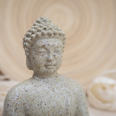 Medytujący Buddha figurka z jasnego kamienia
