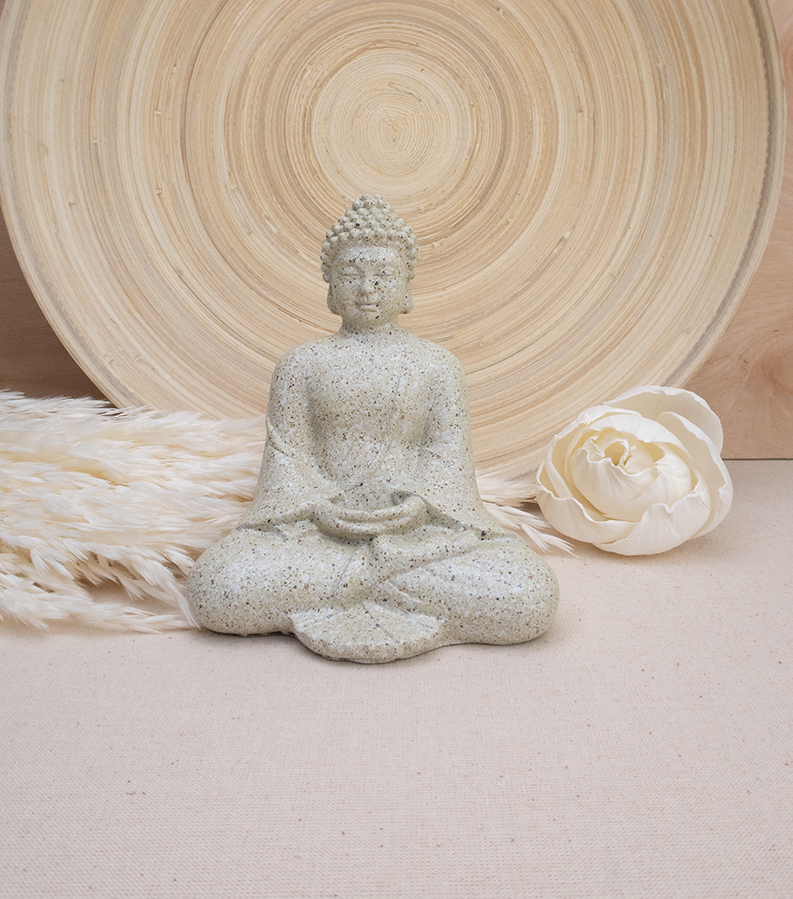 Medytujący Buddha figurka z jasnego kamienia