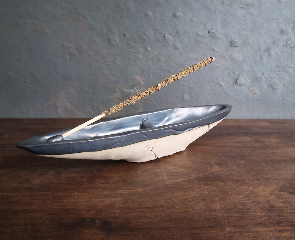 Głęboka ceramiczna podstawka pod kadzidło grafitowa 5 gratiftowo-kremowa-podstawka-pod-kadzidło