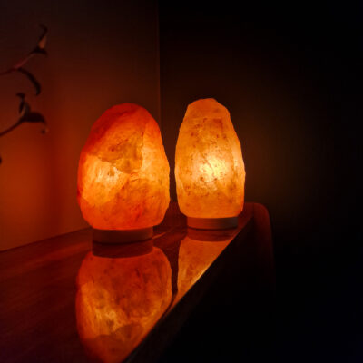 surowa-bryła-lampa-solna-różowa