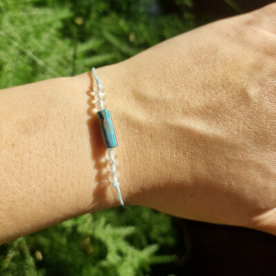 delikatna brasnoletka-niebieskie-kamienie